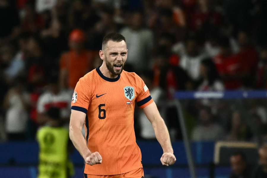 De Vrij kopte de 1-1 tegen de touwen