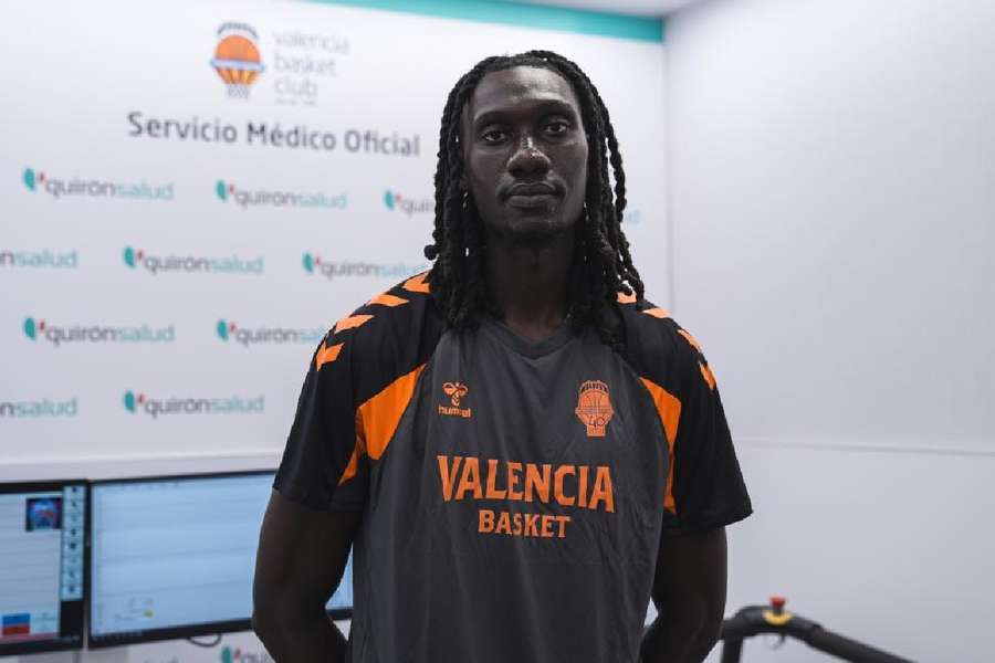 Mo Gueye, tras pasar el reconocimiento médico Mo Gueye, tras pasar el reconocimiento médico