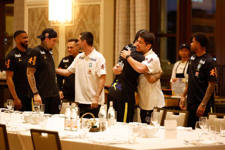 Registro dos jogadores se cumprimentando antes do jantar Registro dos jogadores se cumprimentando antes do jantar