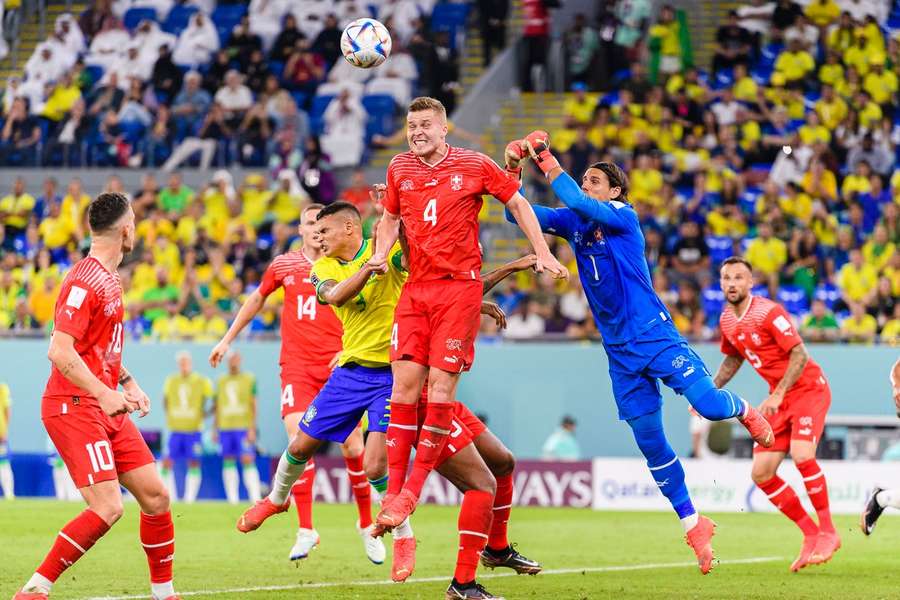 Yann Sommer en Nico Elvedi in de met 1-0 verloren wedstrijd tegen Brazilië