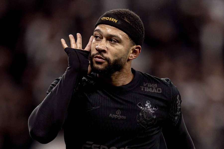 Memphis Depay ficou na bronca com a arbitragem em Corinthians x Vasco
