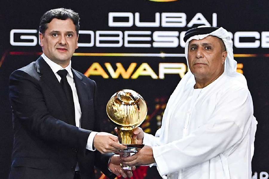 Calafat recoge un premio en los Globe Soccer Awards, en Dubai.