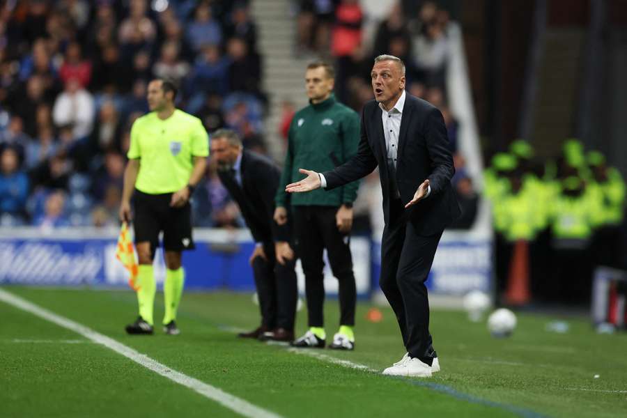Kozel (vpravo) během utkání na Ibrox Stadium. Kozel (vpravo) během utkání na Ibrox Stadium.
