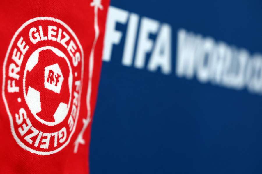 L'écharpe portée par des journalistes à la Coupe du monde en soutien à Christophe Gleizes. L'écharpe portée par des journalistes à la Coupe du monde en soutien à Christophe Gleizes.