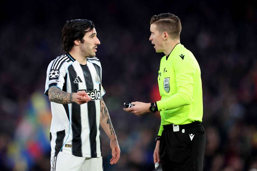 Newcastle chief Hopkinson leaves door open to Tonali, Guimaraes sales