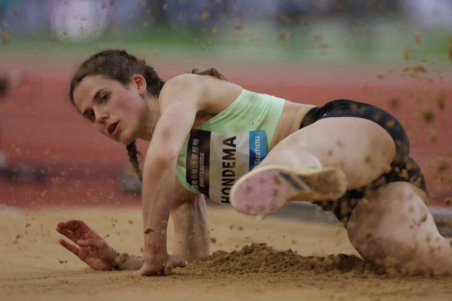 Hondema tijdens haar sprong op het EK in Rome