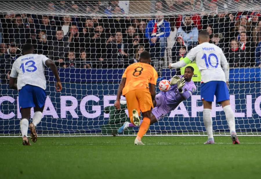 Maignan, en el momento de parar el penalti