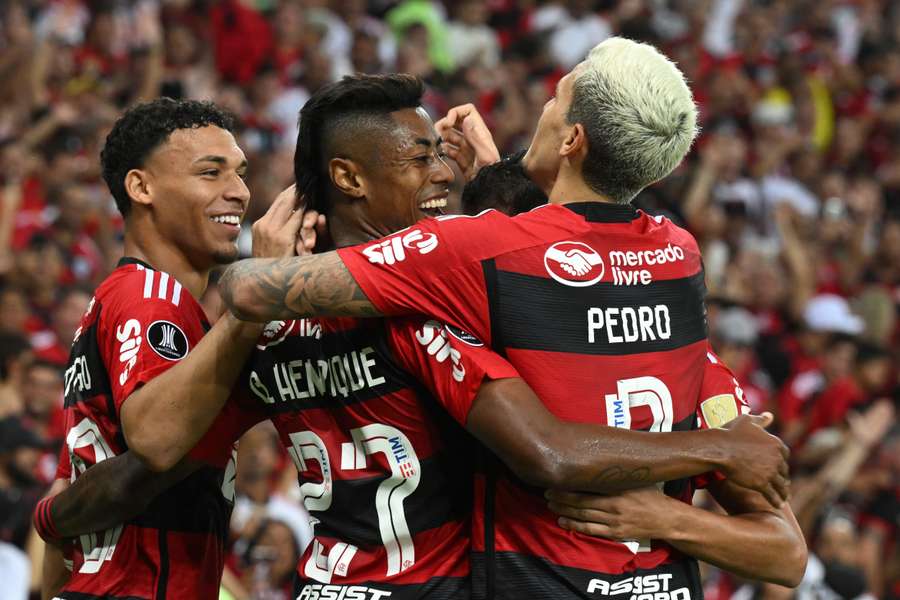 Jogadores do Fla vibram com o golo de Bruno Henrique