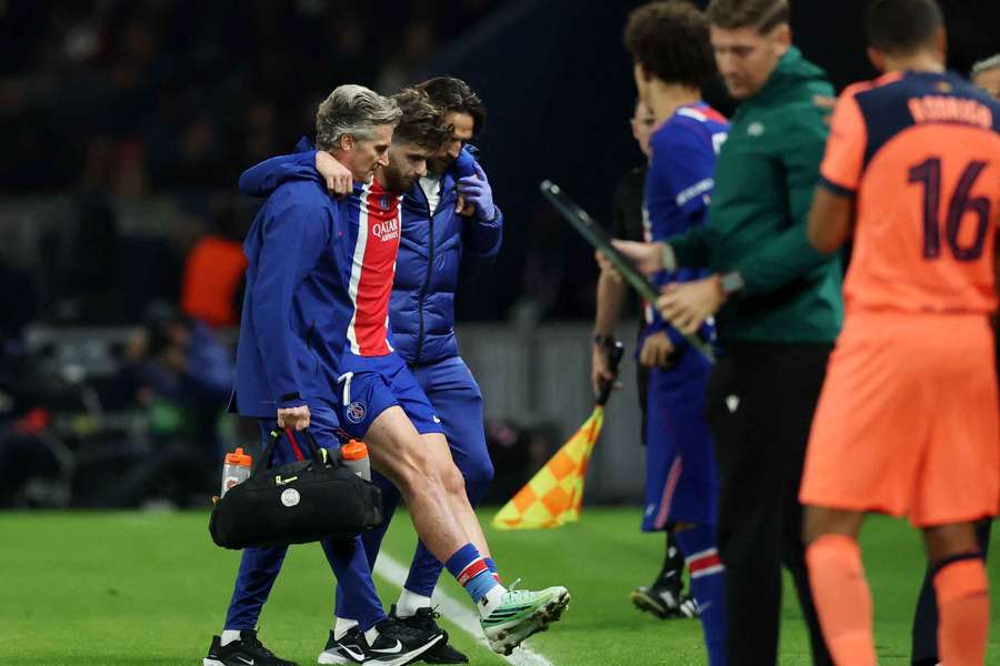 Khvicha Kvaratskhelia sortant sur blessure. Khvicha Kvaratskhelia sortant sur blessure.