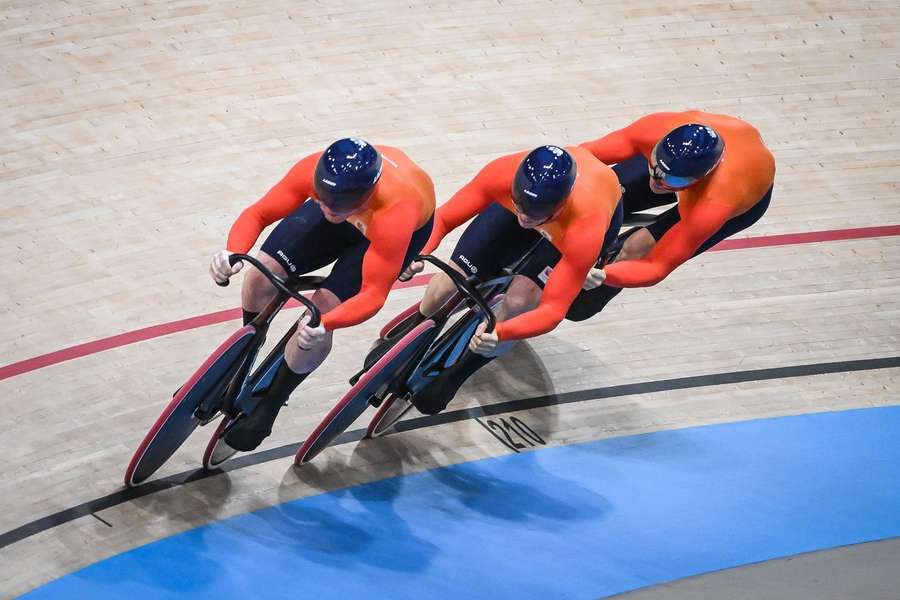 Netherlands smash WR to set up gold medal race with Team GB