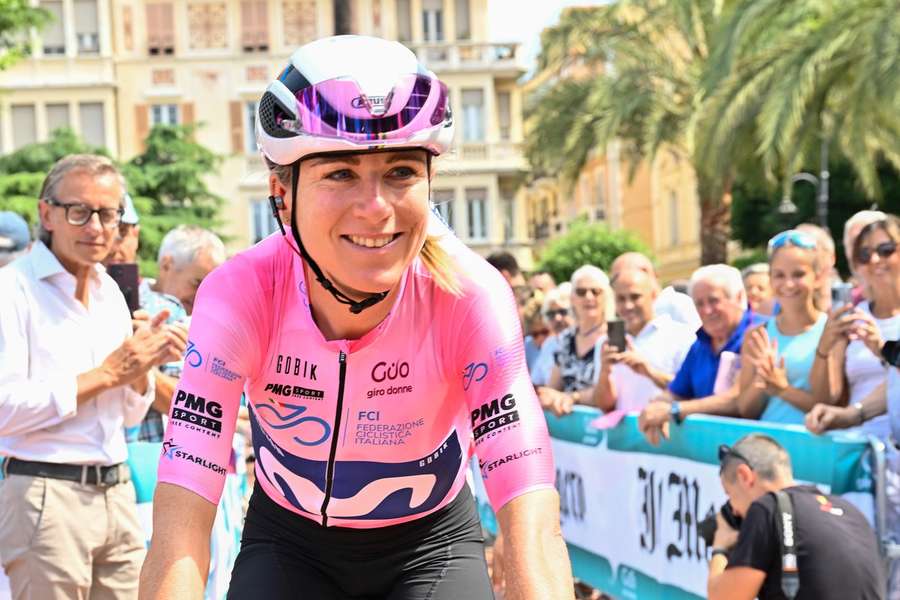 Annemiek van Vleuten wint in afscheidsjaar na Vuelta Femenina ook Giro Donne