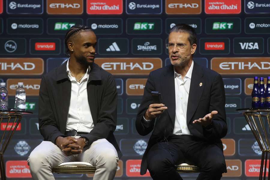 Pedro Martínez, junto a Jean Montero, en la rueda de prensa oficial de la Final Four de la Euroliga Pedro Martínez, junto a Jean Montero, en la rueda de prensa oficial de la Final Four de la Euroliga