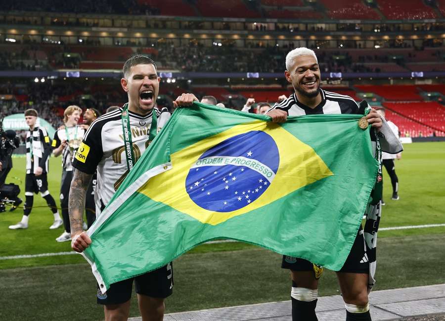 Bruno Guimarães e Joelinton celebram título da Copa da Liga Inglesa Bruno Guimarães e Joelinton celebram título da Copa da Liga Inglesa