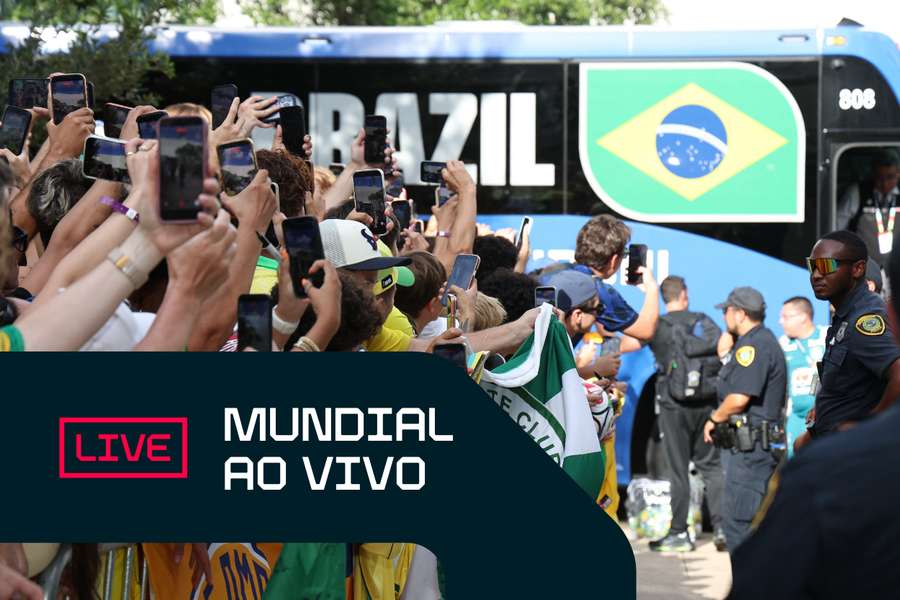 Torcida brasileira louca por uma fotinho da Seleção antes de duelo contra Japão
