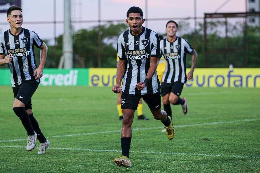 Caio Valle abriu o placar para o Botafogo