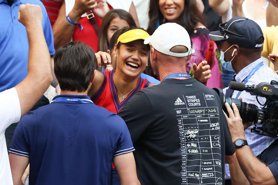 Emma Răducanu celebrează alături de Andrew Richardson câștigarea US Open Emma Răducanu celebrează alături de Andrew Richardson câștigarea US Open