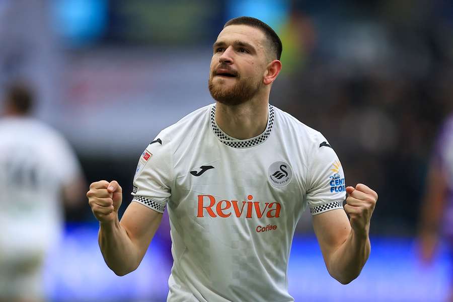 Forest, Wolves watching Swansea striker Vipotnik