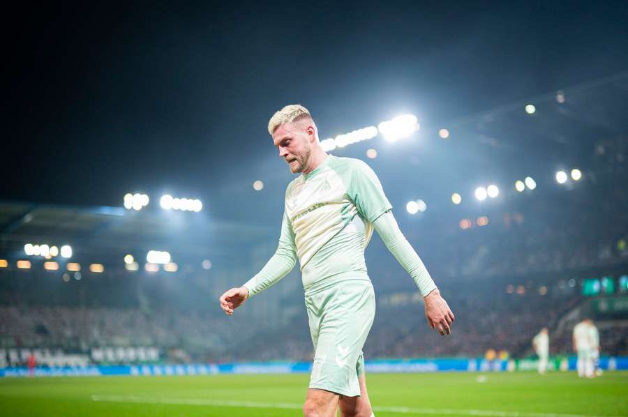 Bremens Ducksch verlässt unzufrieden das Spielfeld