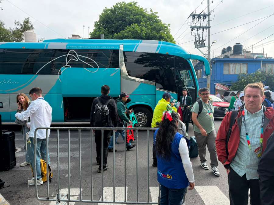 Jornalistas a pé próximos ao Azteca