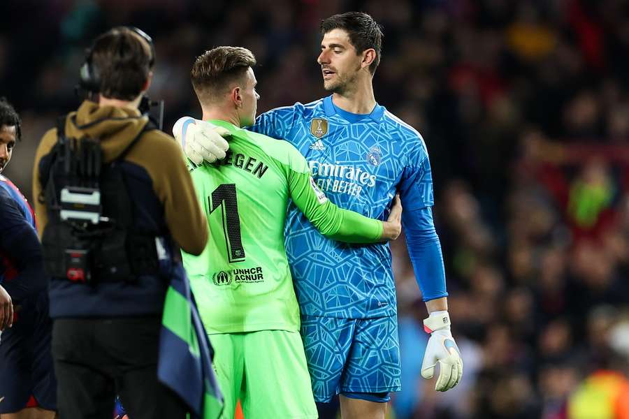 Ter Stegen e Coutois cumprimentam-se num jogo entre Barcelona e Real Madrid