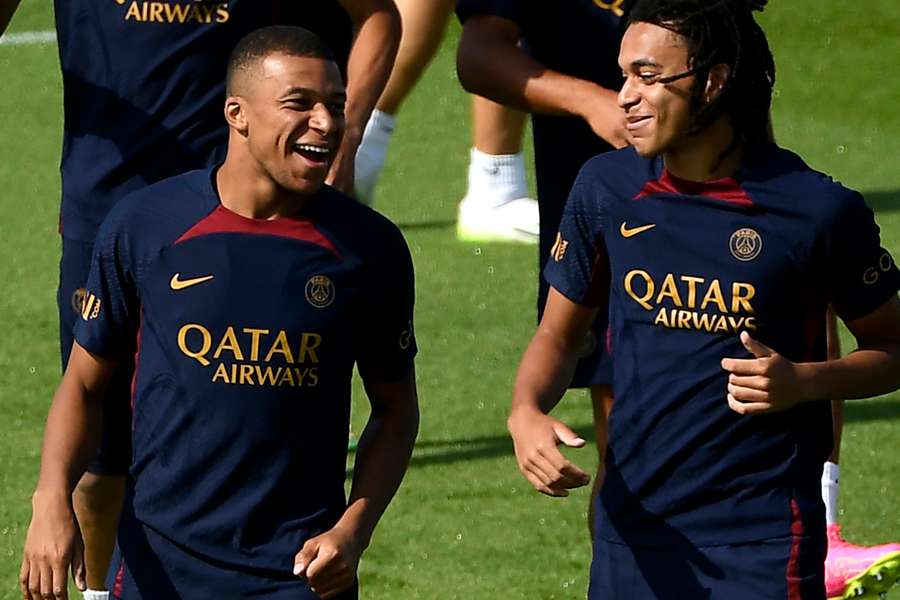 Mbappé entrenando junto a su hermano Ethan.