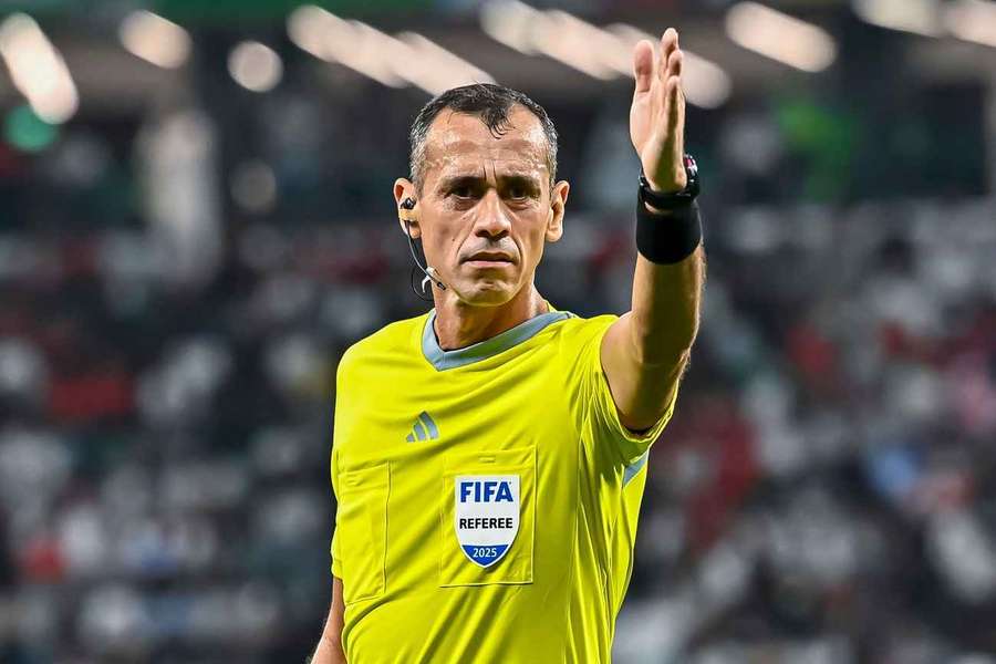 Juan Gabriel Benitez ist seit sieben Jahren FIFA-Schiedsrichter Juan Gabriel Benitez ist seit sieben Jahren FIFA-Schiedsrichter