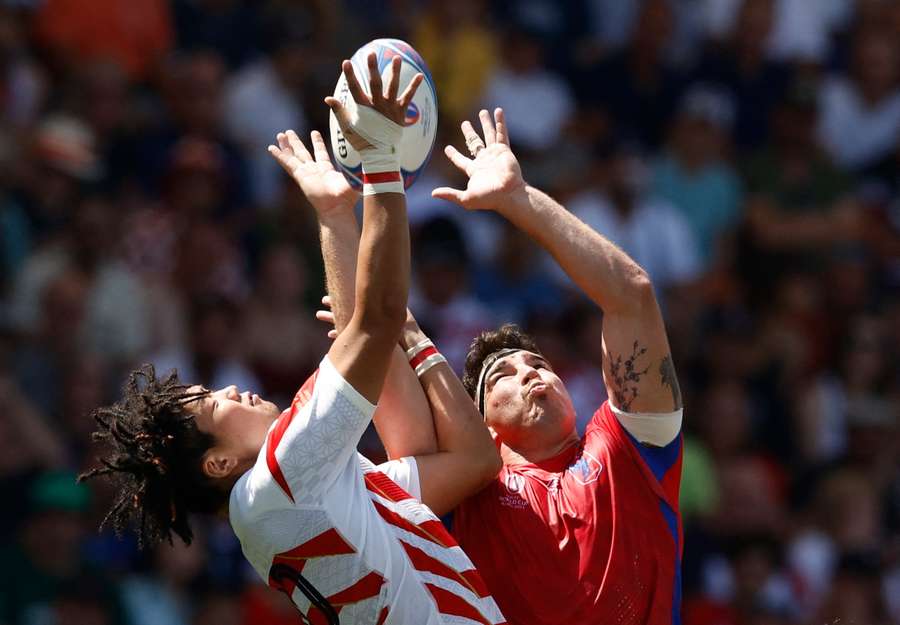 Japan and Chile battle for lineout ball