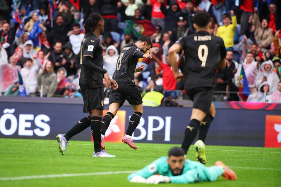 Portugalsko nemalo so svojím súperom zľutovanie. Portugalsko nemalo so svojím súperom zľutovanie.