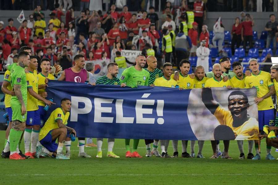 Vor dem WM-Spiel gegen Südkorea hielt die Seleção ein Banner mit Genesungswünschen an Pelé