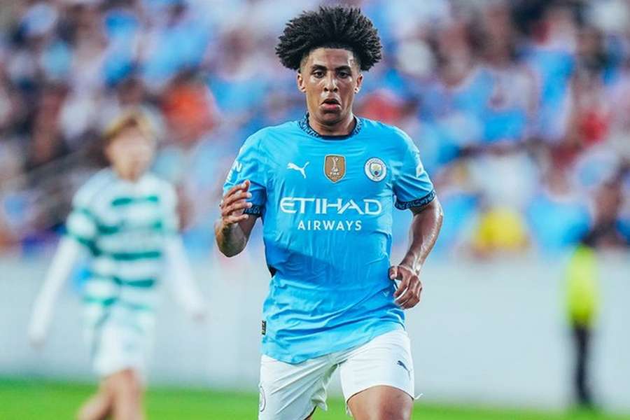 Oscar Bobb em ação diante do Celtic