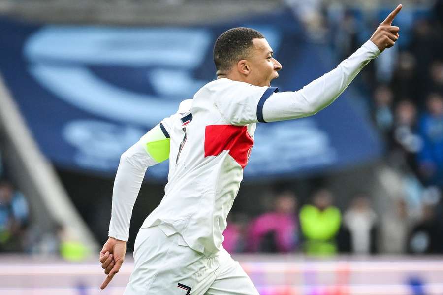 Mbappé schoot de 1-0 binnen Mbappé schoot de 1-0 binnen