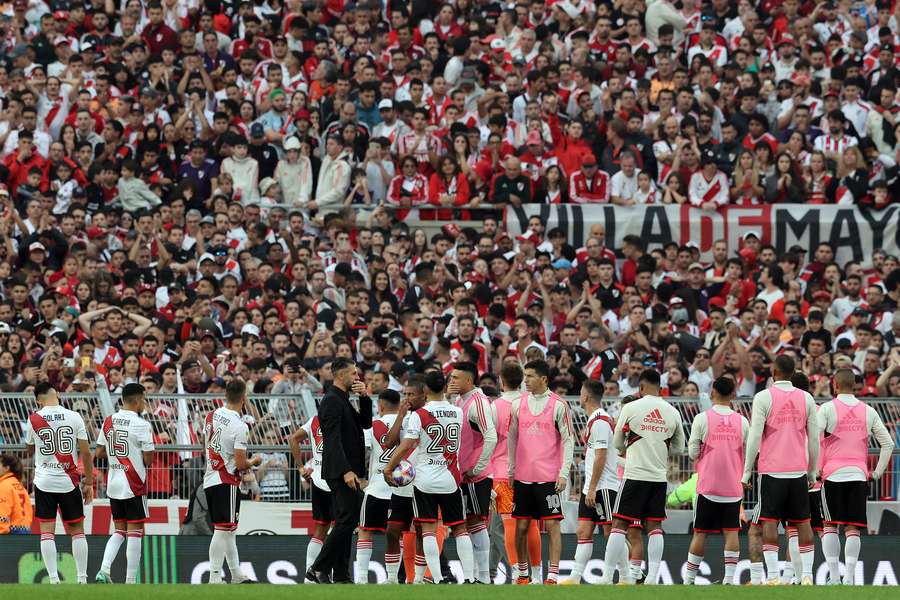 Jogadores do River Plate após a suspensão do jogo contra o Defensa y Justicia.