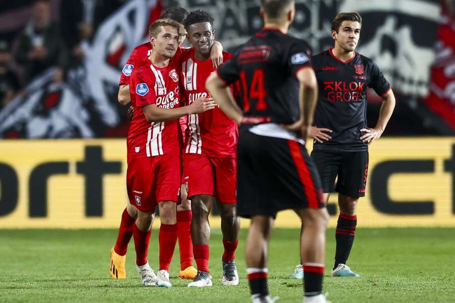 Václav Cerny en Virgil Misidjan leiden FC Twente naar ruime zege op NEC