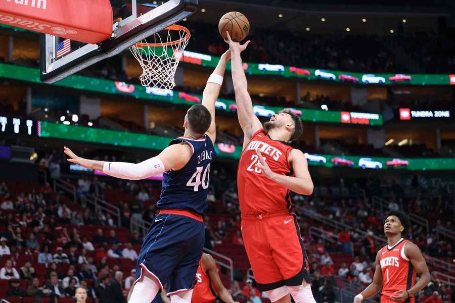 Zubac a Sengün v súboji o loptu. Zubac a Sengün v súboji o loptu.