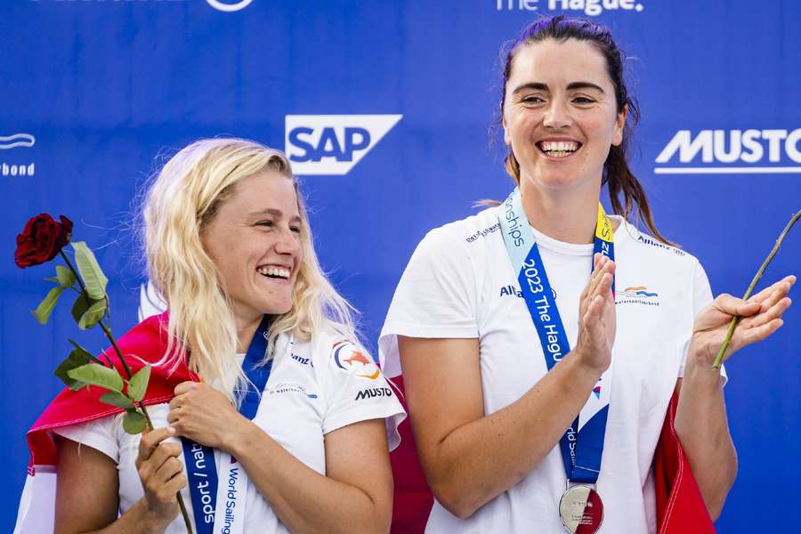 Odile van Aanholt en Annette Duetz tijdens de medailleceremonie na het winnen van zilver op het WK zeilen