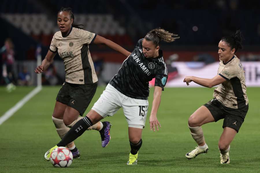 Chasity Grant (Ajax) in duel tussen Marie Antoniette Katoto en Sakina Karchaoui