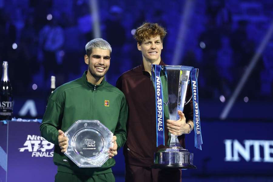 Sinner (r.) posiert mit dem Siegerpokal neben Alcaraz Sinner (r.) posiert mit dem Siegerpokal neben Alcaraz