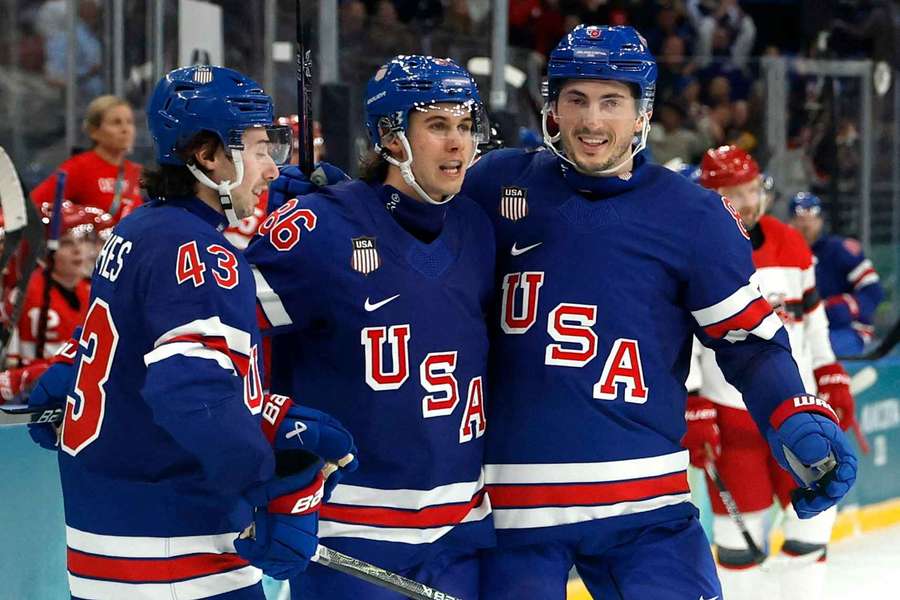 Jack Hughes (m.) nach dem Tor zum 6:3