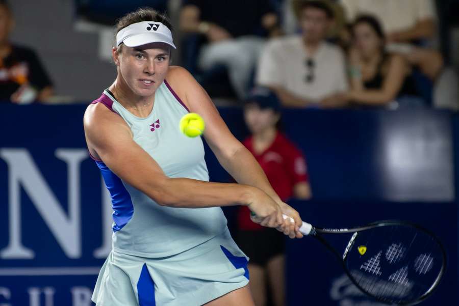 Linda Noskova in actie tegen Lulu Sun