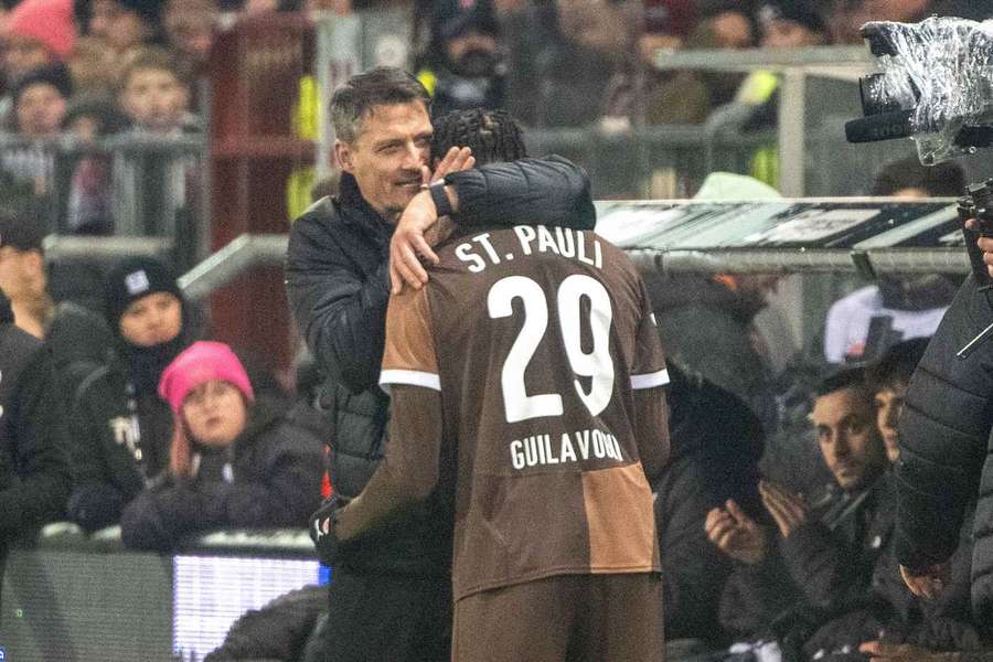 St. Paulis Trainer Blessin umarmt Morgan Guilavogui
