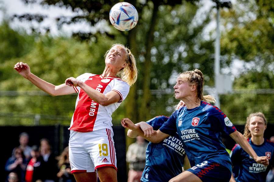 Tiny Hoekstra van Ajax in duel met Danique Kerkdijk van FC Twente