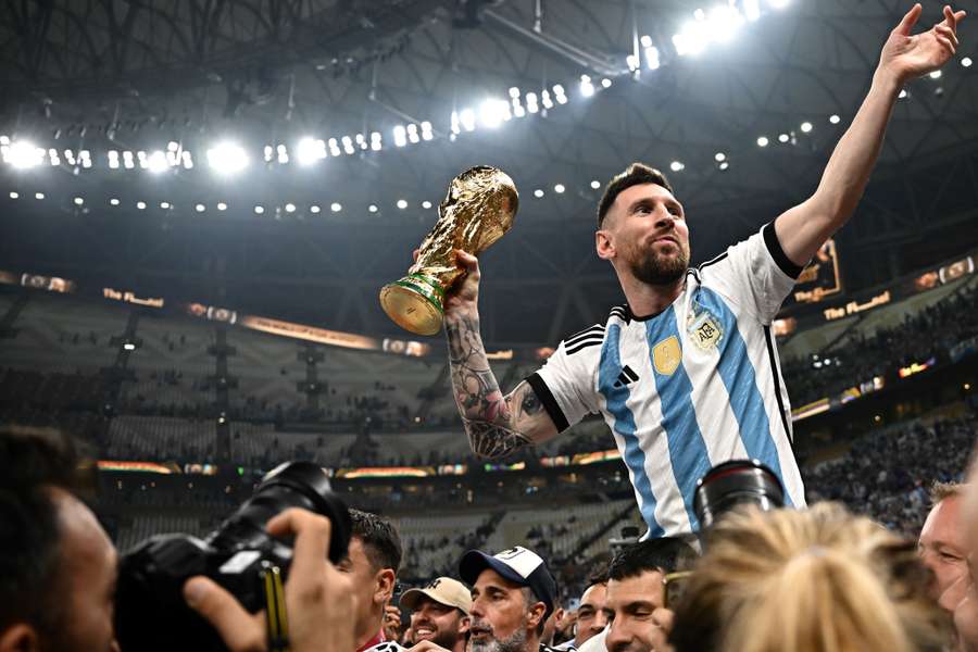 Das lange Warten hat ein Ende: Messi mit dem WM-Pokal