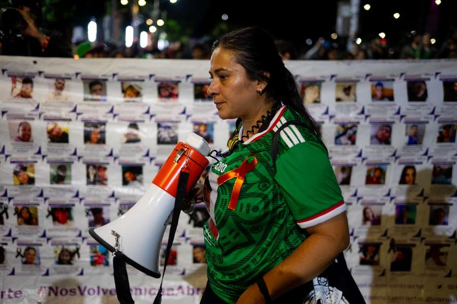 Eine vor dem Aztekenstadion protestierende Frau Eine vor dem Aztekenstadion protestierende Frau