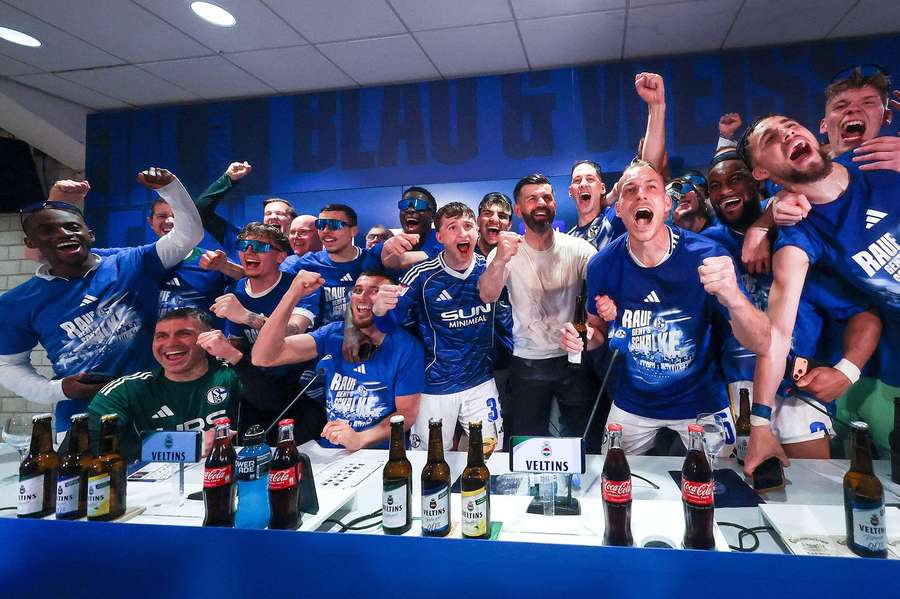 Jugadores del Schalke celebrando el ascenso a la Bundesliga alemana