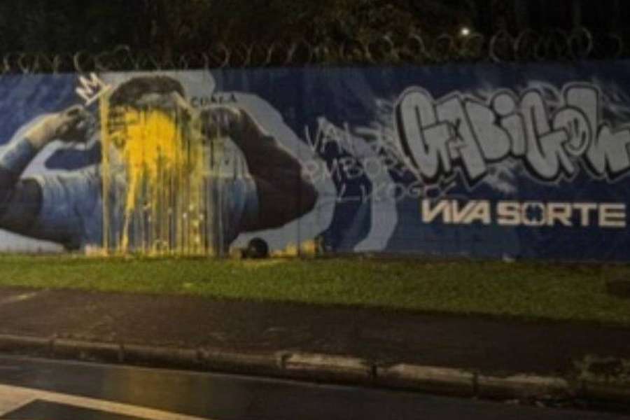 Tinta amarela foi usada para cobrir pintura de Gabigol Tinta amarela foi usada para cobrir pintura de Gabigol