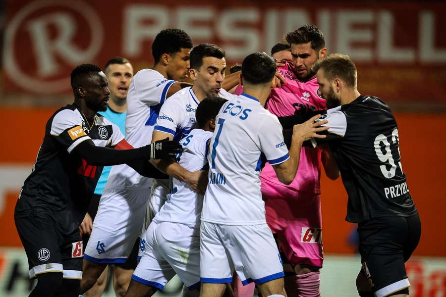 Súboj švajčiarskej ligy medzi Luganom a Lausanne bol veľmi vyhrotený.
