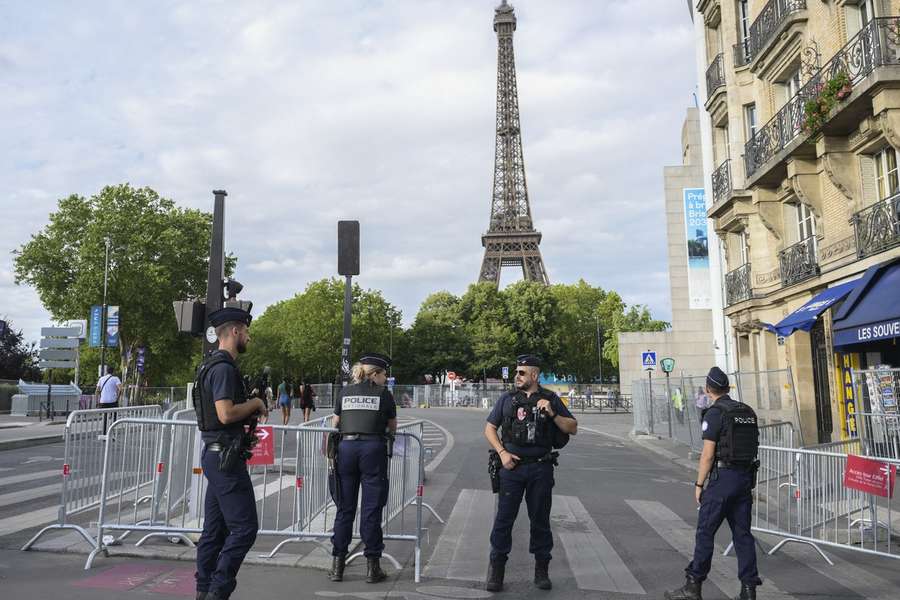 La police veille activement sur Paris.