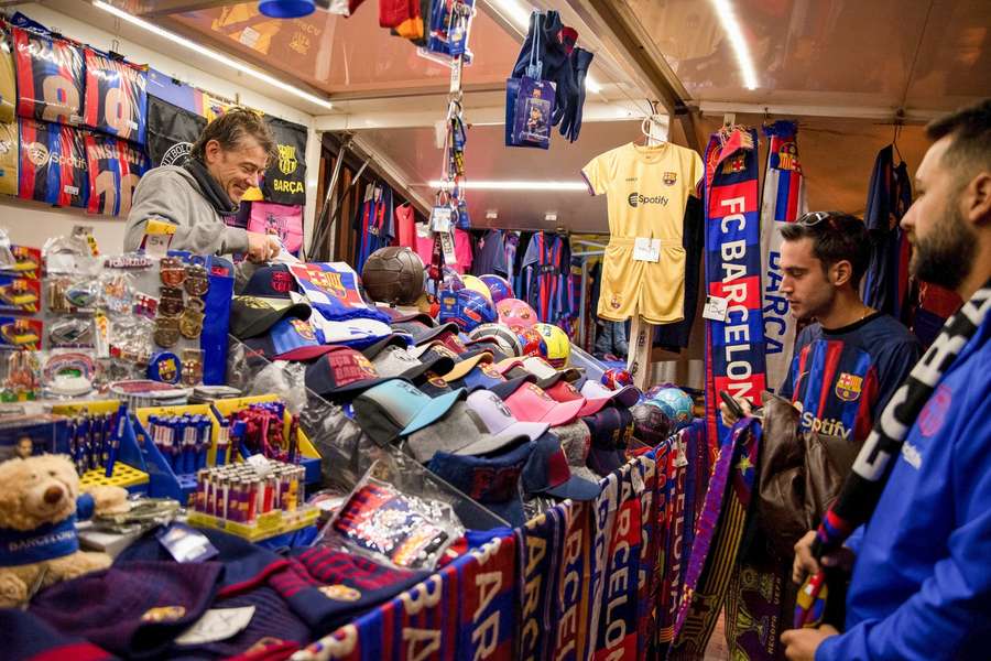 Tifosi del Barça comprano una sciarpa della loro squadra prima dell'inizio del match Tifosi del Barça comprano una sciarpa della loro squadra prima dell'inizio del match