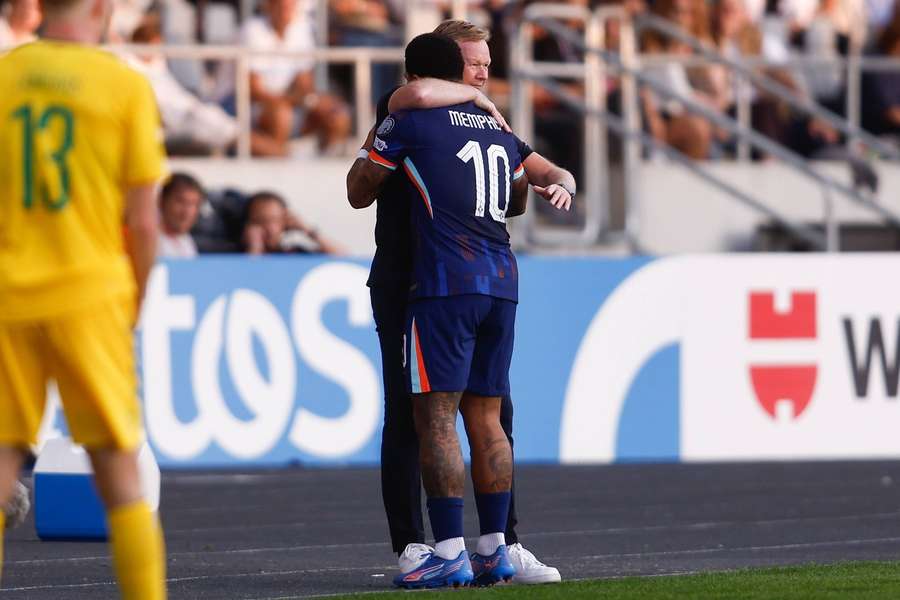 Ronald Koeman hugs Memphis Depay after the latter was substituted off