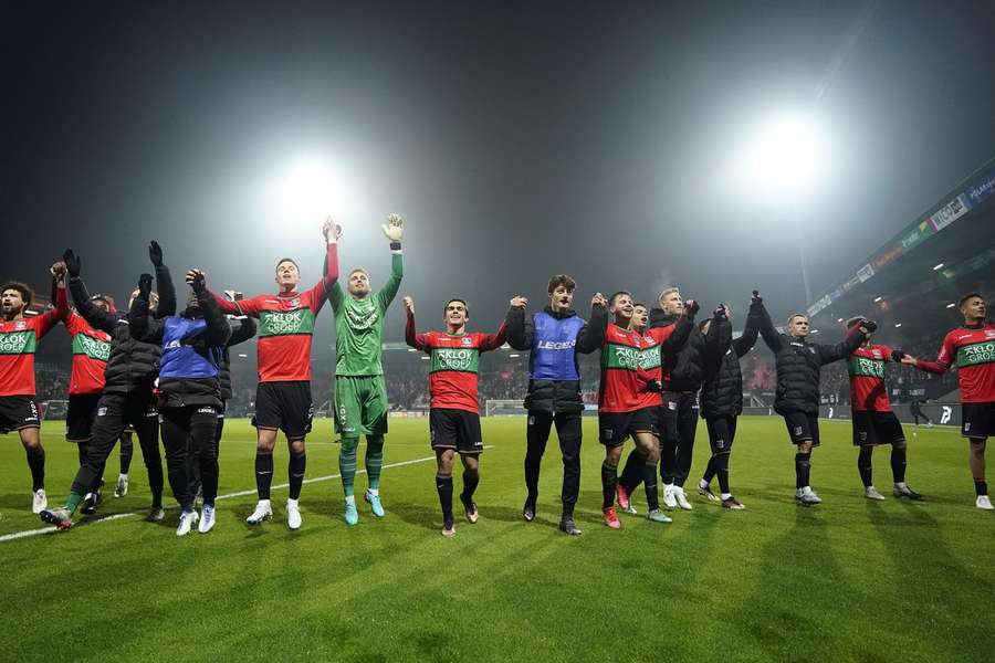 De spelers vieren de overwinning op FC Emmen van afgelopen weekend